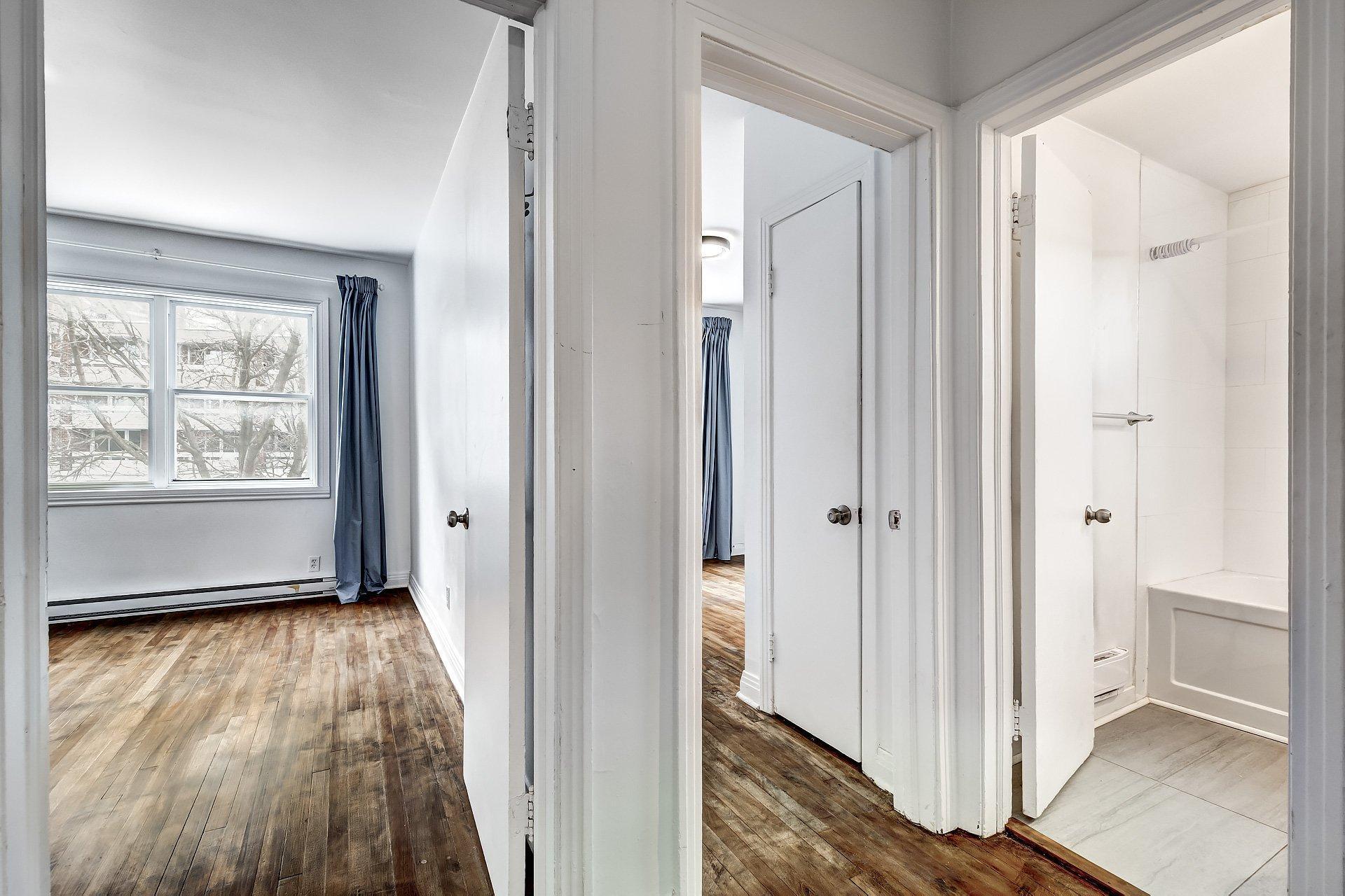 









991


Av. Rockland

,
Montréal (Outremont),




QC
H2V3A3

