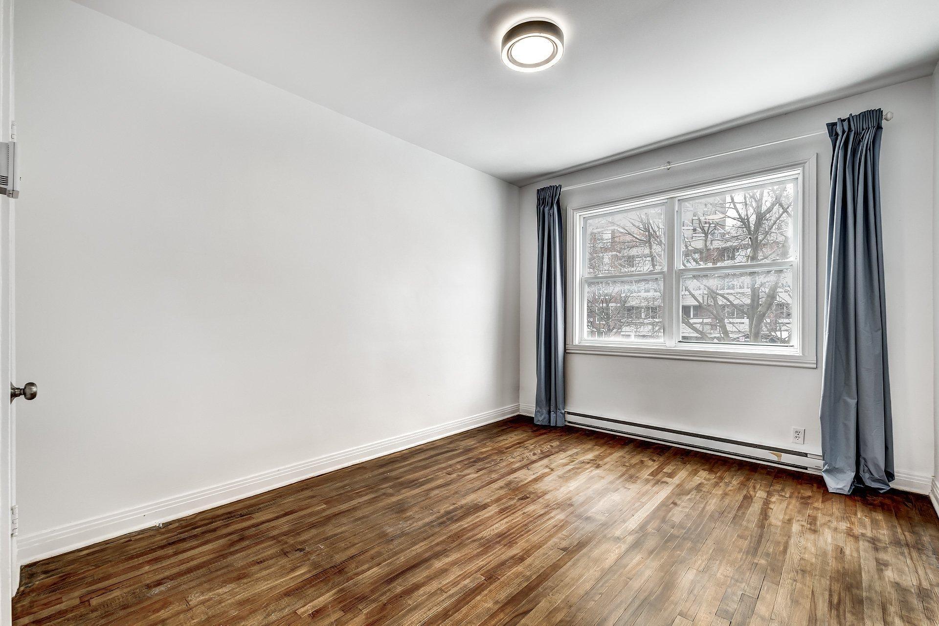 









991


Av. Rockland

,
Montréal (Outremont),




QC
H2V3A3

