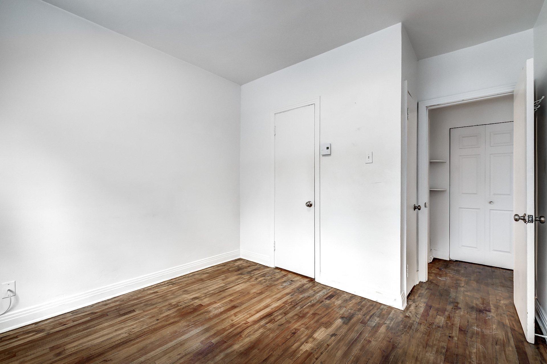 









991


Av. Rockland

,
Montréal (Outremont),




QC
H2V3A3

