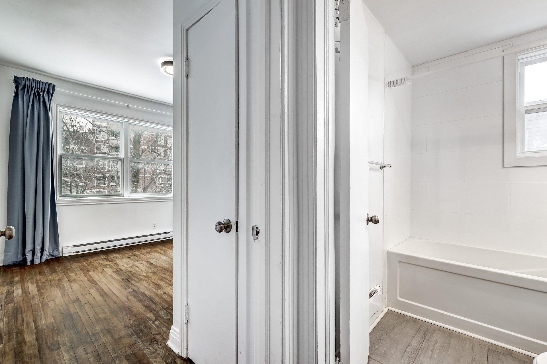 









991


Av. Rockland

,
Montréal (Outremont),




QC
H2V3A3

