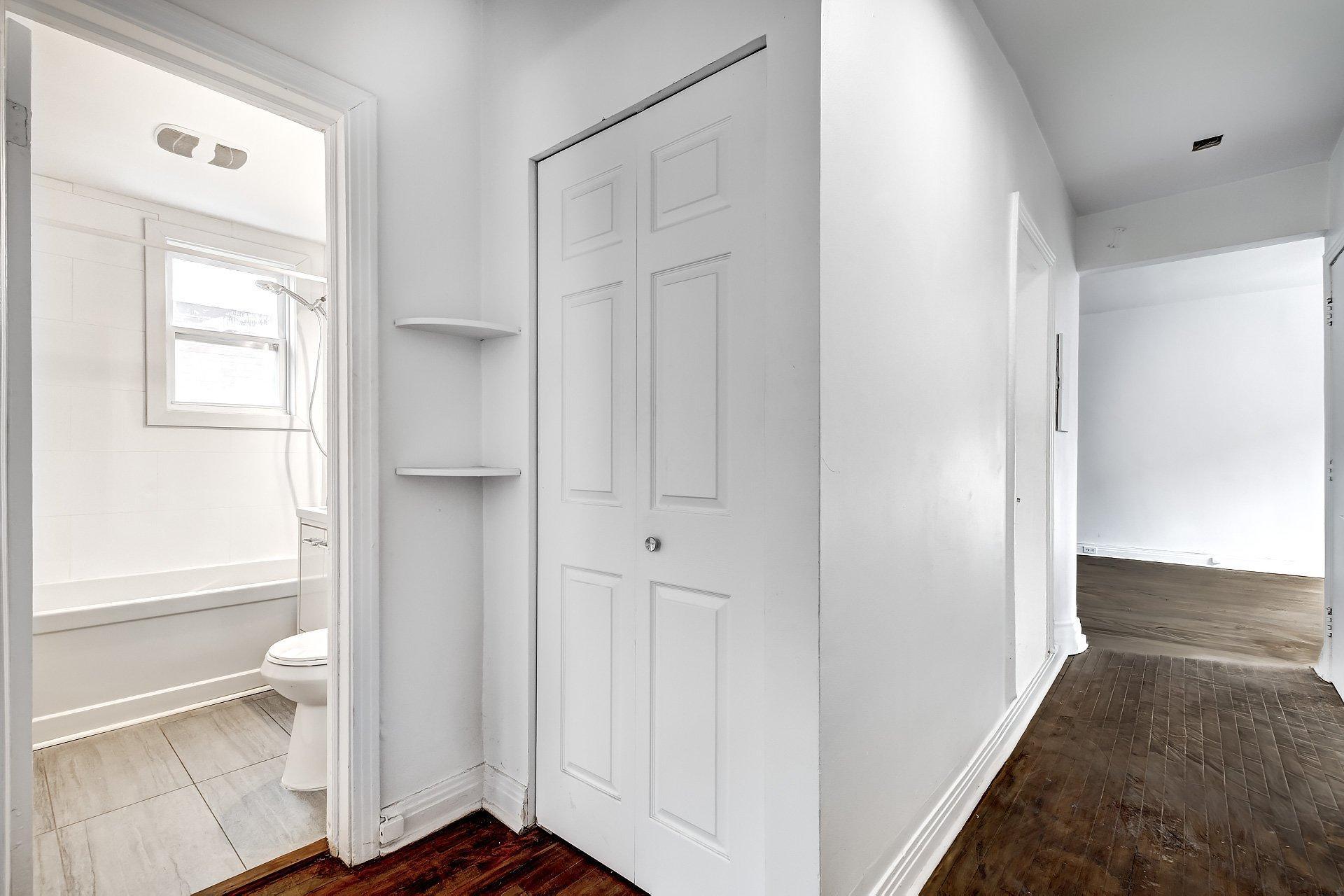 









991


Av. Rockland

,
Montréal (Outremont),




QC
H2V3A3

