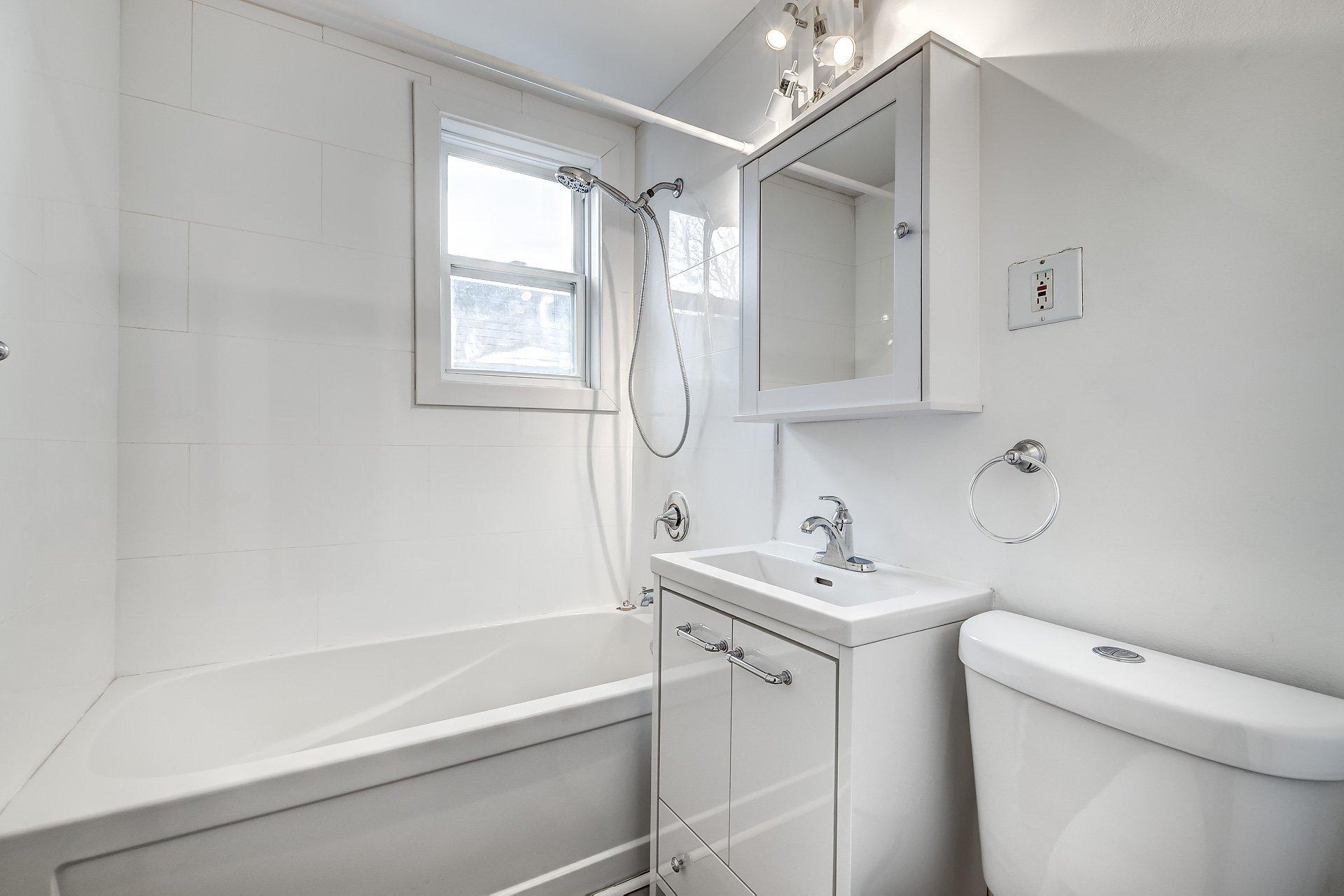 









991


Av. Rockland

,
Montréal (Outremont),




QC
H2V3A3

