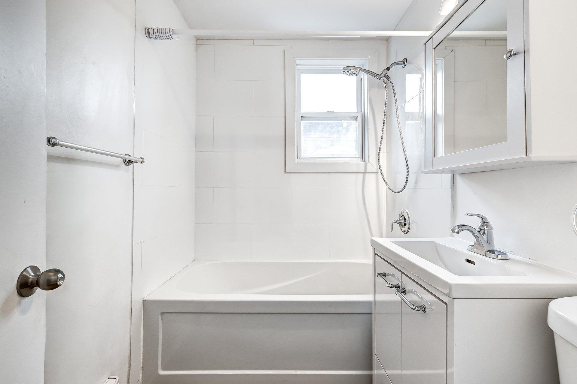 









991


Av. Rockland

,
Montréal (Outremont),




QC
H2V3A3

