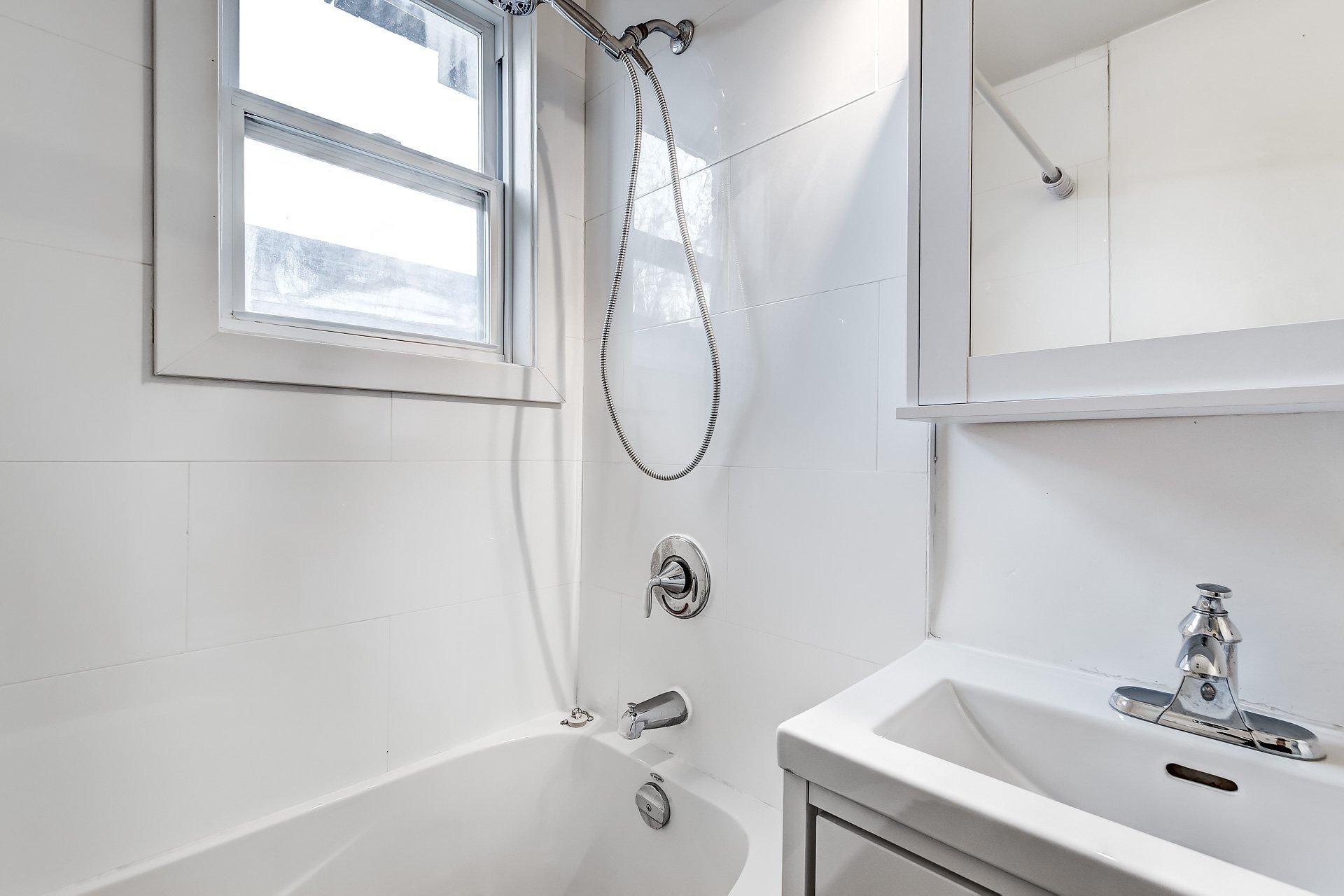 









991


Av. Rockland

,
Montréal (Outremont),




QC
H2V3A3

