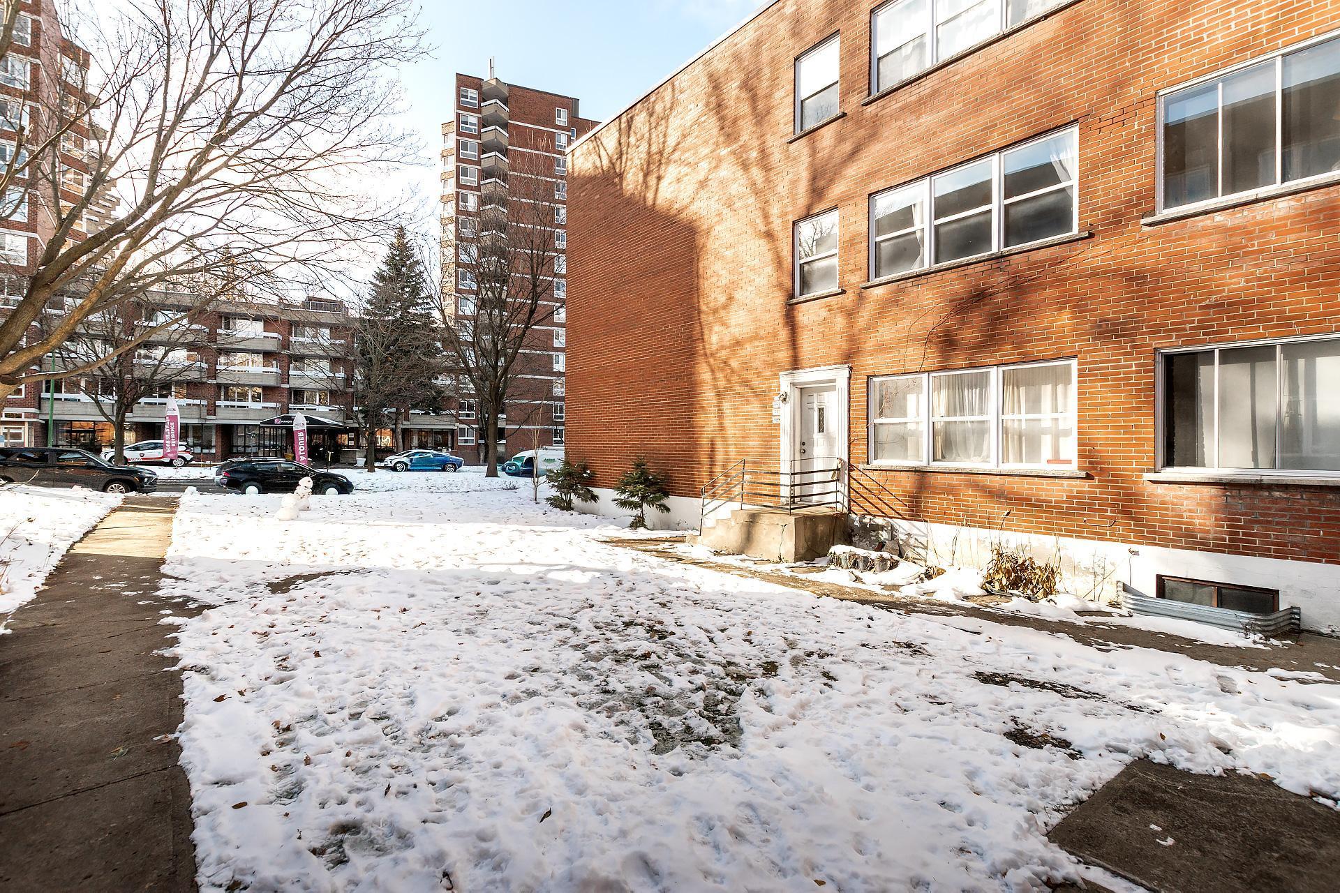 









991


Av. Rockland

,
Montréal (Outremont),




QC
H2V3A3

