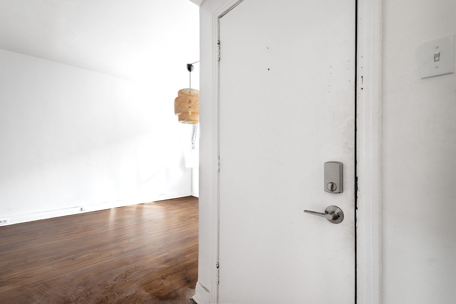 









991


Av. Rockland

,
Montréal (Outremont),




QC
H2V3A3

