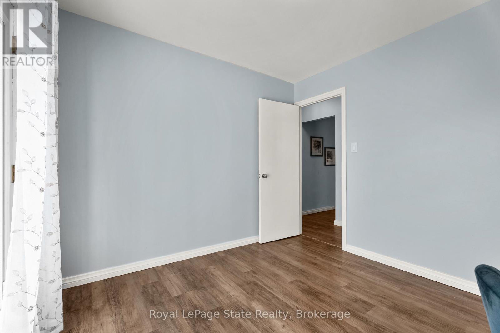 












215 BERKINDALE DRIVE

,
Hamilton (Riverdale),




Ontario
L8E2R6

