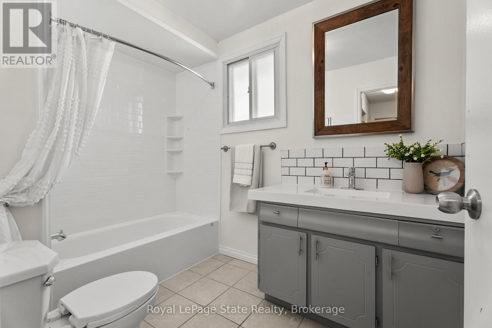 












215 BERKINDALE DRIVE

,
Hamilton (Riverdale),




Ontario
L8E2R6

