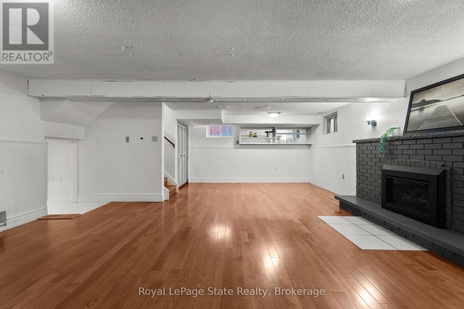 












215 BERKINDALE DRIVE

,
Hamilton (Riverdale),




Ontario
L8E2R6

