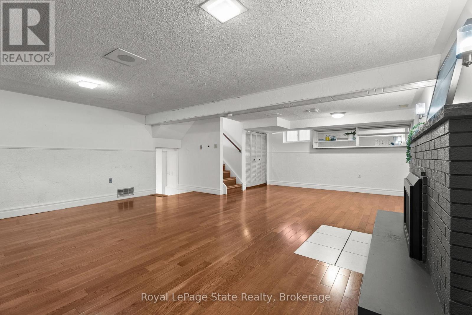 












215 BERKINDALE DRIVE

,
Hamilton (Riverdale),




Ontario
L8E2R6

