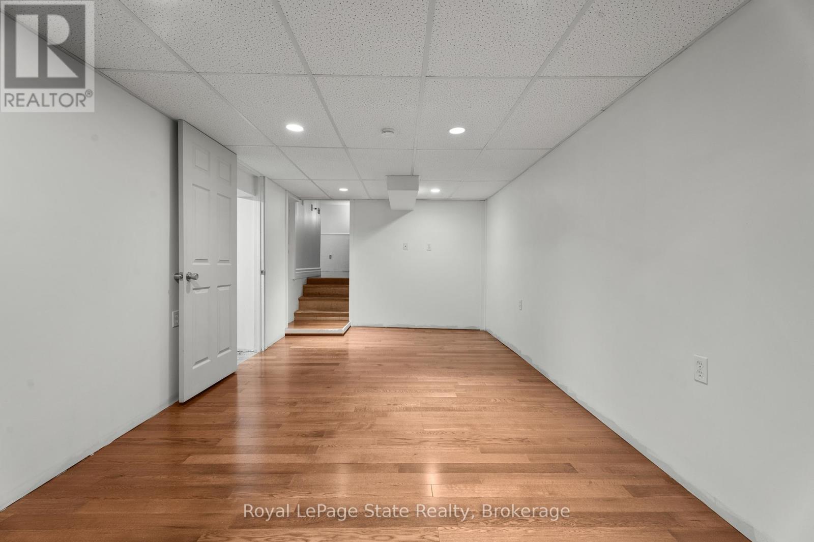 












215 BERKINDALE DRIVE

,
Hamilton (Riverdale),




Ontario
L8E2R6

