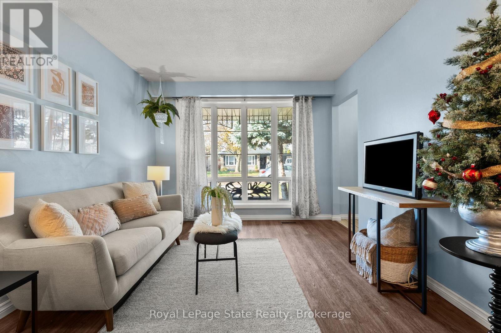 












215 BERKINDALE DRIVE

,
Hamilton (Riverdale),




Ontario
L8E2R6

