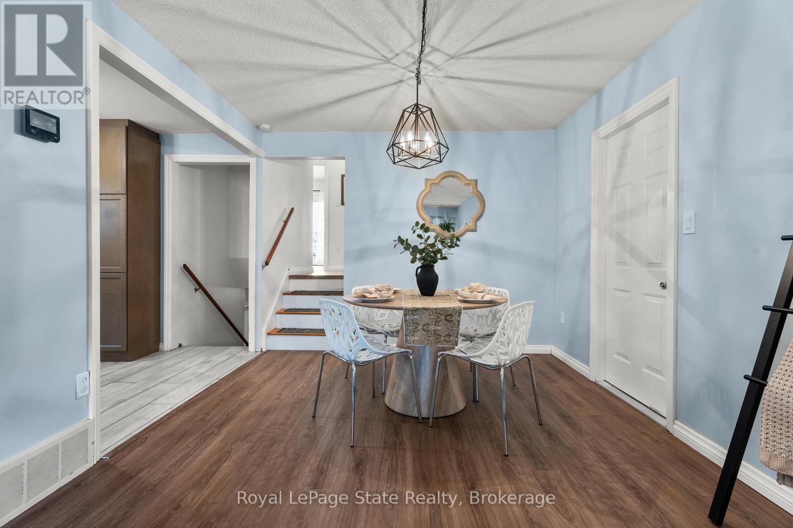 












215 BERKINDALE DRIVE

,
Hamilton (Riverdale),




Ontario
L8E2R6

