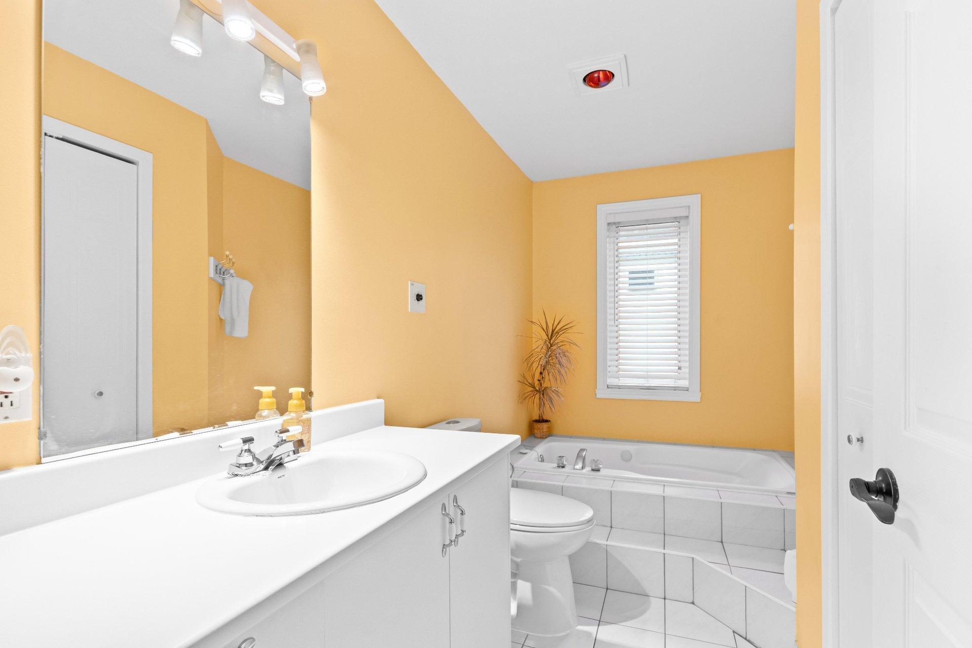 









3251


Boul. Roland-Therrien

,
Longueuil (Le Vieux-Longueuil),




QC
J4M2V9

