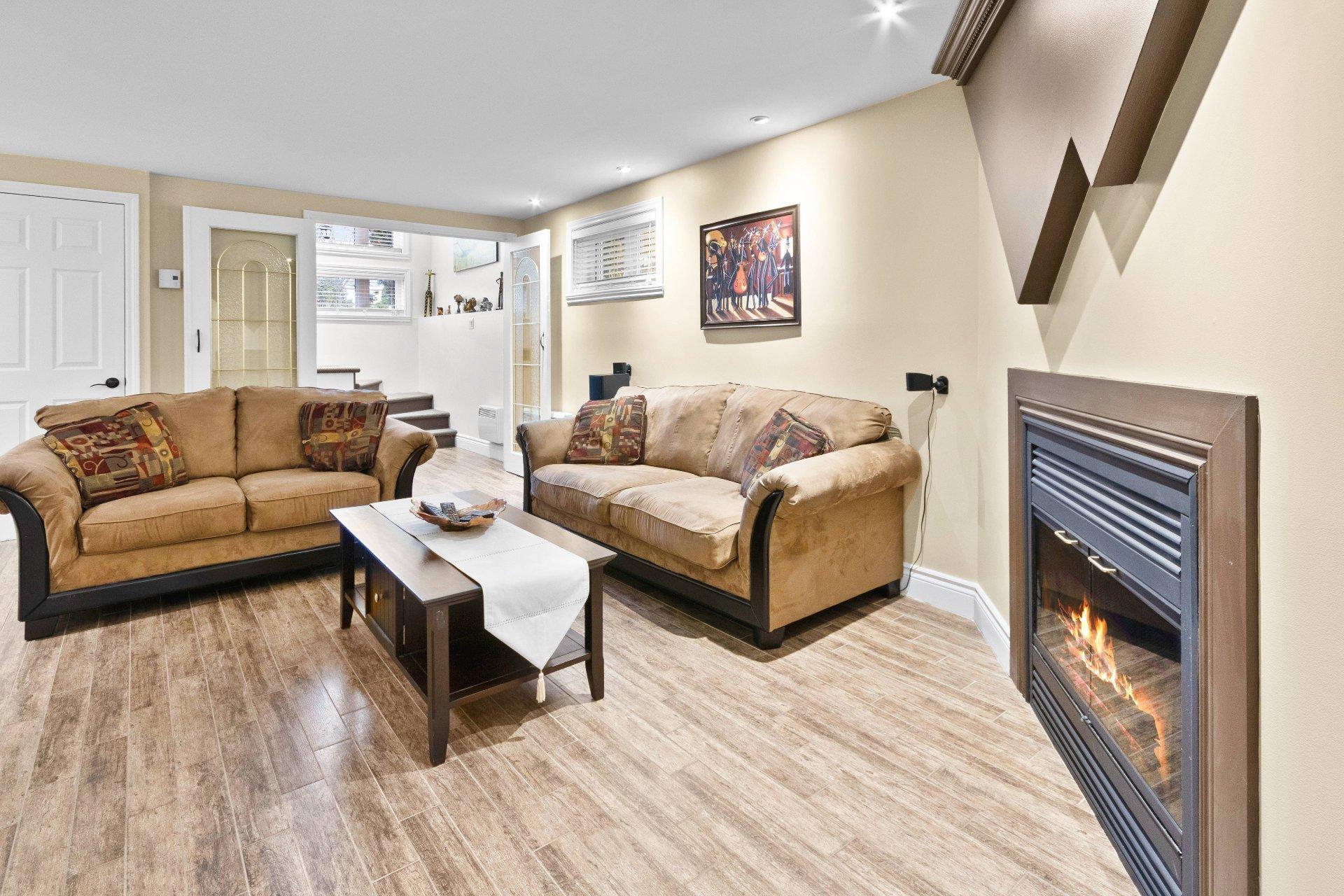 









3251


Boul. Roland-Therrien

,
Longueuil (Le Vieux-Longueuil),




QC
J4M2V9

