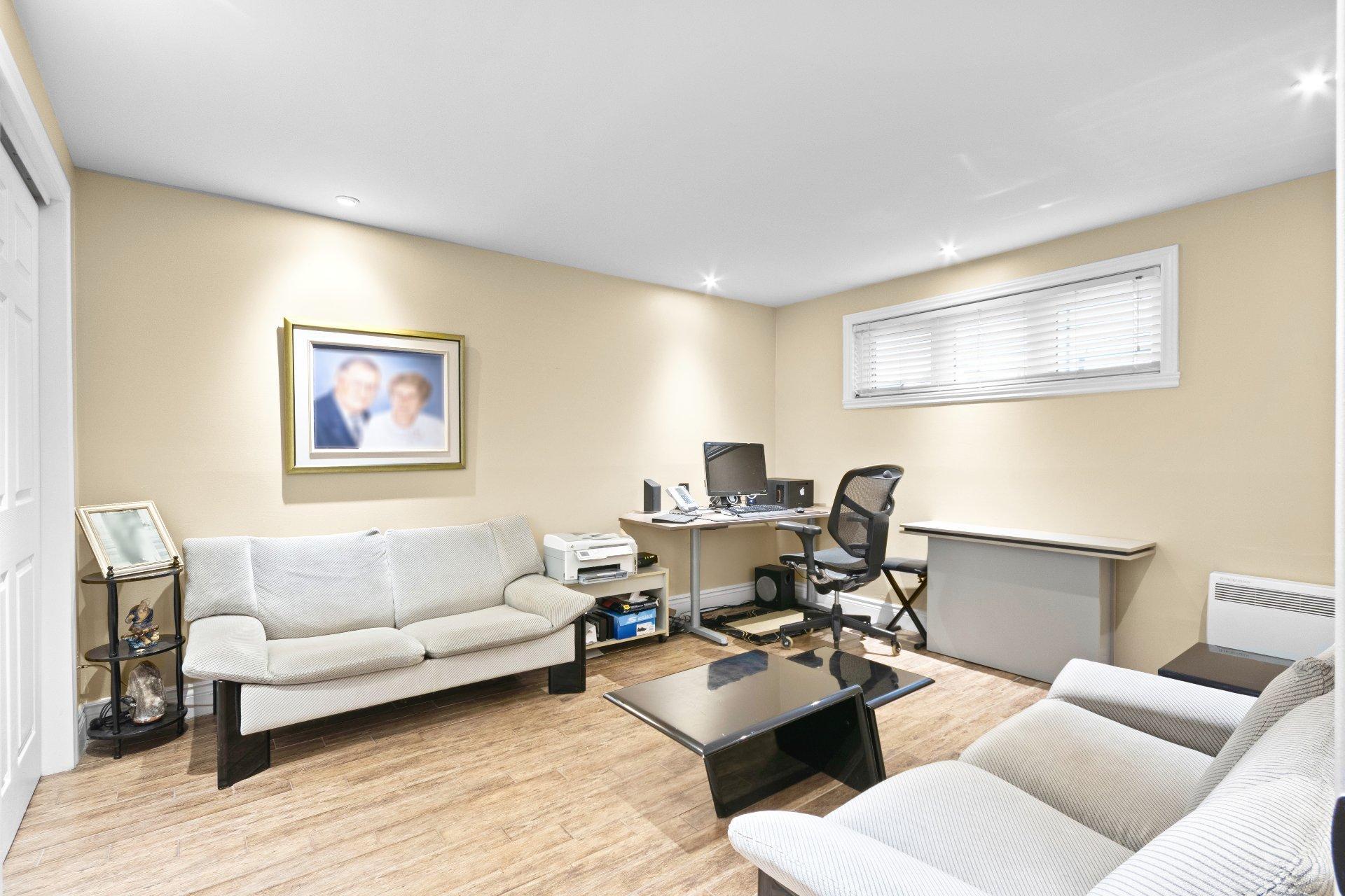 









3251


Boul. Roland-Therrien

,
Longueuil (Le Vieux-Longueuil),




QC
J4M2V9

