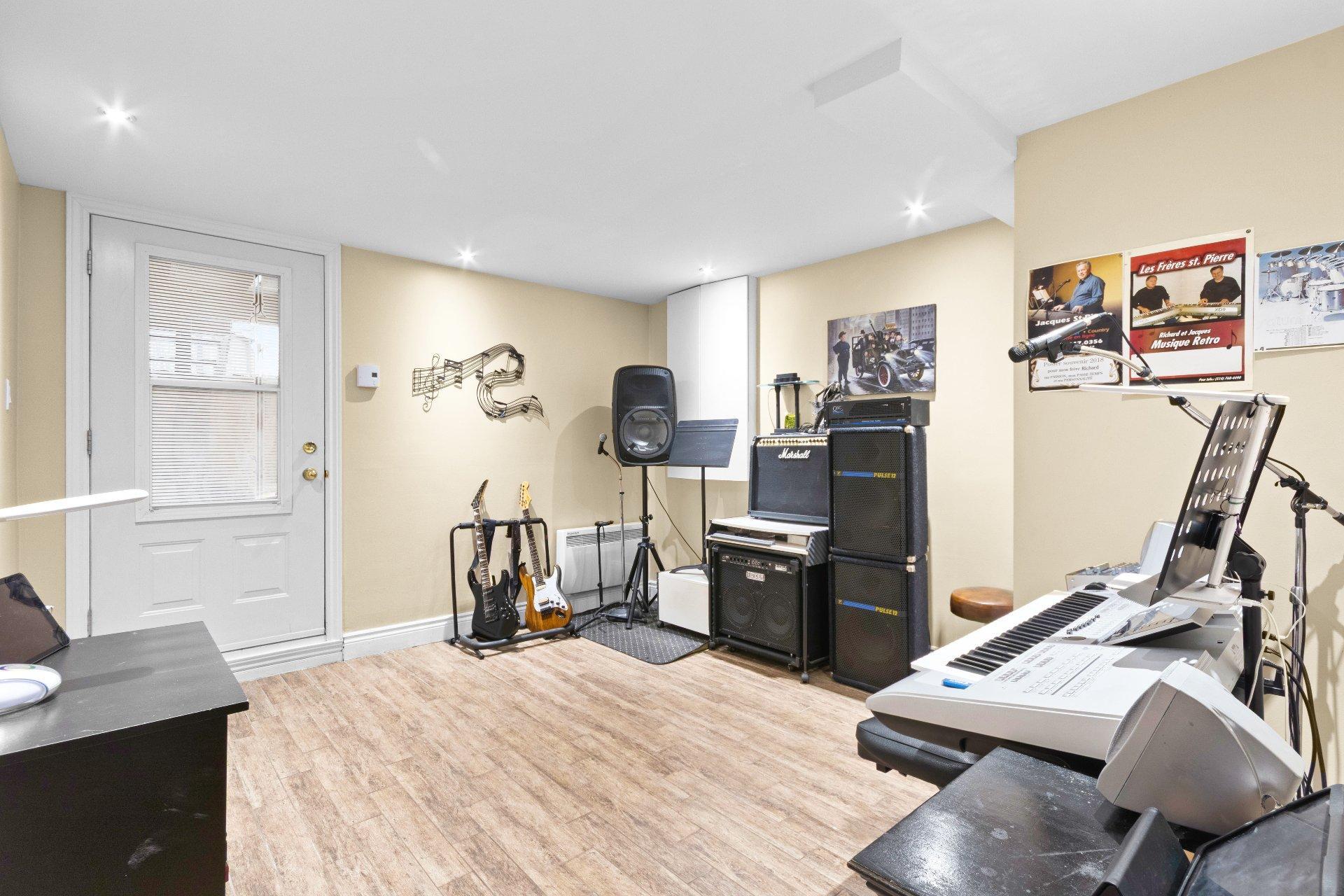 









3251


Boul. Roland-Therrien

,
Longueuil (Le Vieux-Longueuil),




QC
J4M2V9

