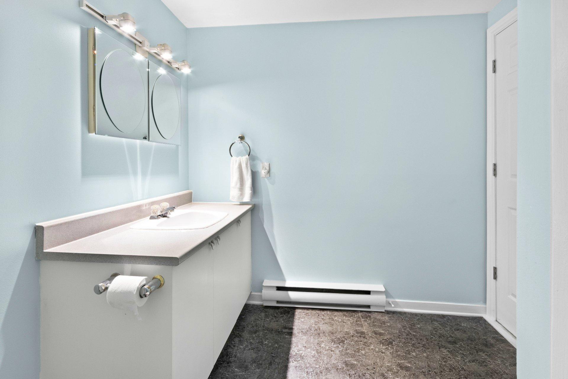 









3251


Boul. Roland-Therrien

,
Longueuil (Le Vieux-Longueuil),




QC
J4M2V9

