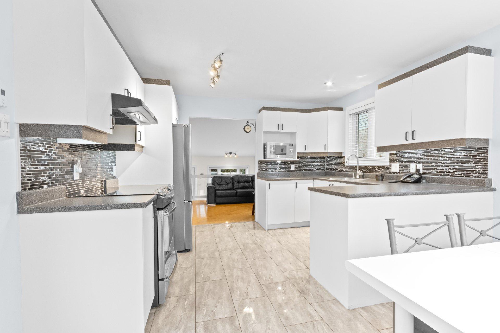 









3251


Boul. Roland-Therrien

,
Longueuil (Le Vieux-Longueuil),




QC
J4M2V9

