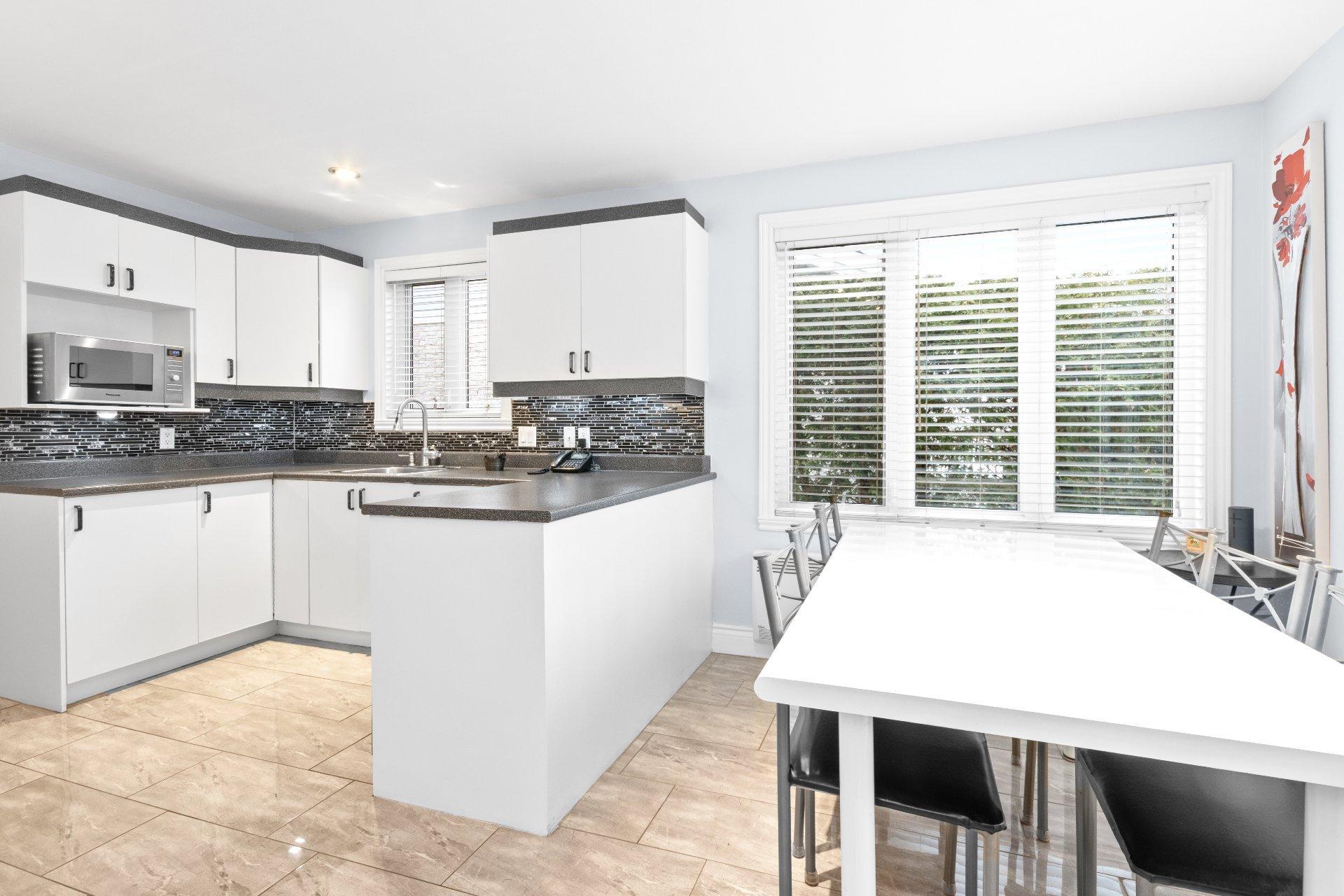 









3251


Boul. Roland-Therrien

,
Longueuil (Le Vieux-Longueuil),




QC
J4M2V9

