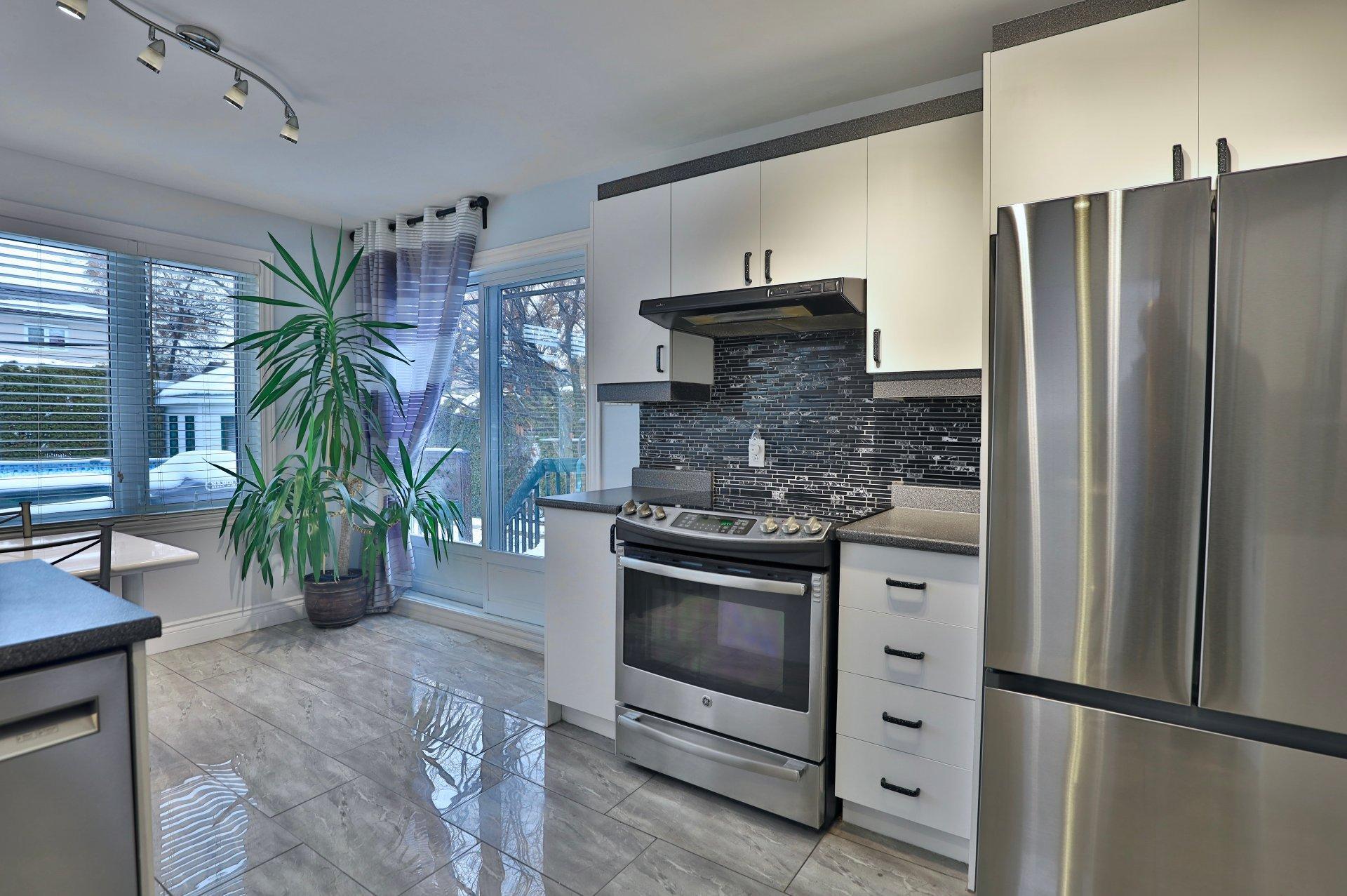 









3251


Boul. Roland-Therrien

,
Longueuil (Le Vieux-Longueuil),




QC
J4M2V9

