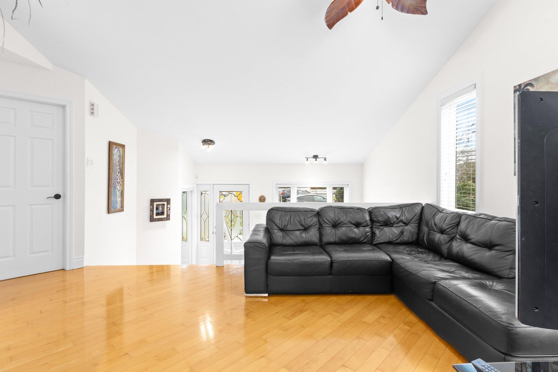 









3251


Boul. Roland-Therrien

,
Longueuil (Le Vieux-Longueuil),




QC
J4M2V9

