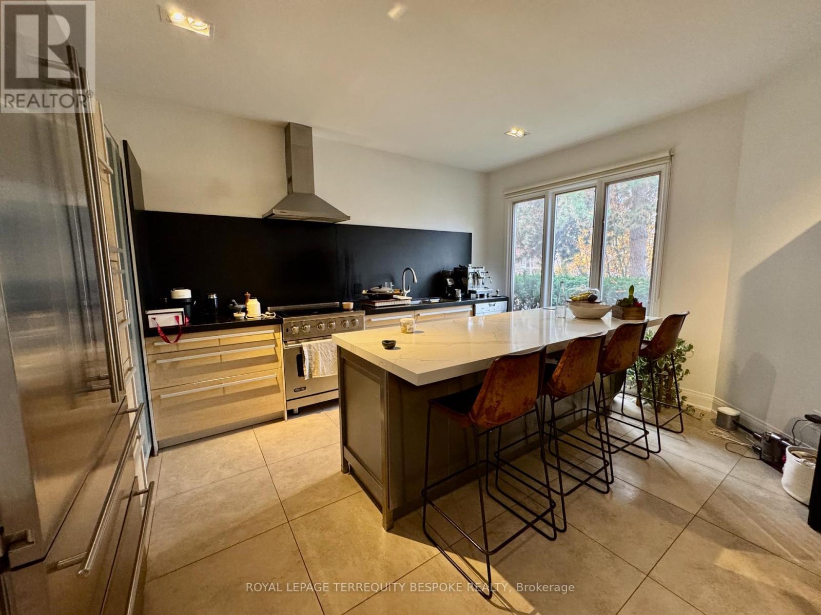 












1 SCARTH ROAD

,
Toronto,




Ontario
M4W2S5

