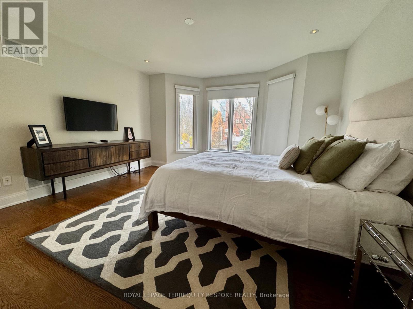 












1 SCARTH ROAD

,
Toronto,




Ontario
M4W2S5

