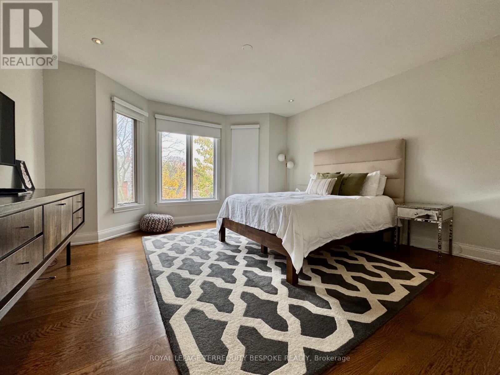 












1 SCARTH ROAD

,
Toronto,




Ontario
M4W2S5

