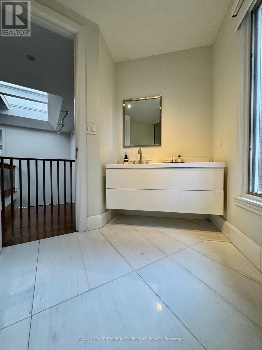 












1 SCARTH ROAD

,
Toronto,




Ontario
M4W2S5

