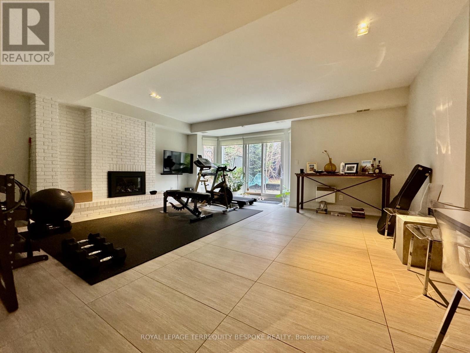 












1 SCARTH ROAD

,
Toronto,




Ontario
M4W2S5

