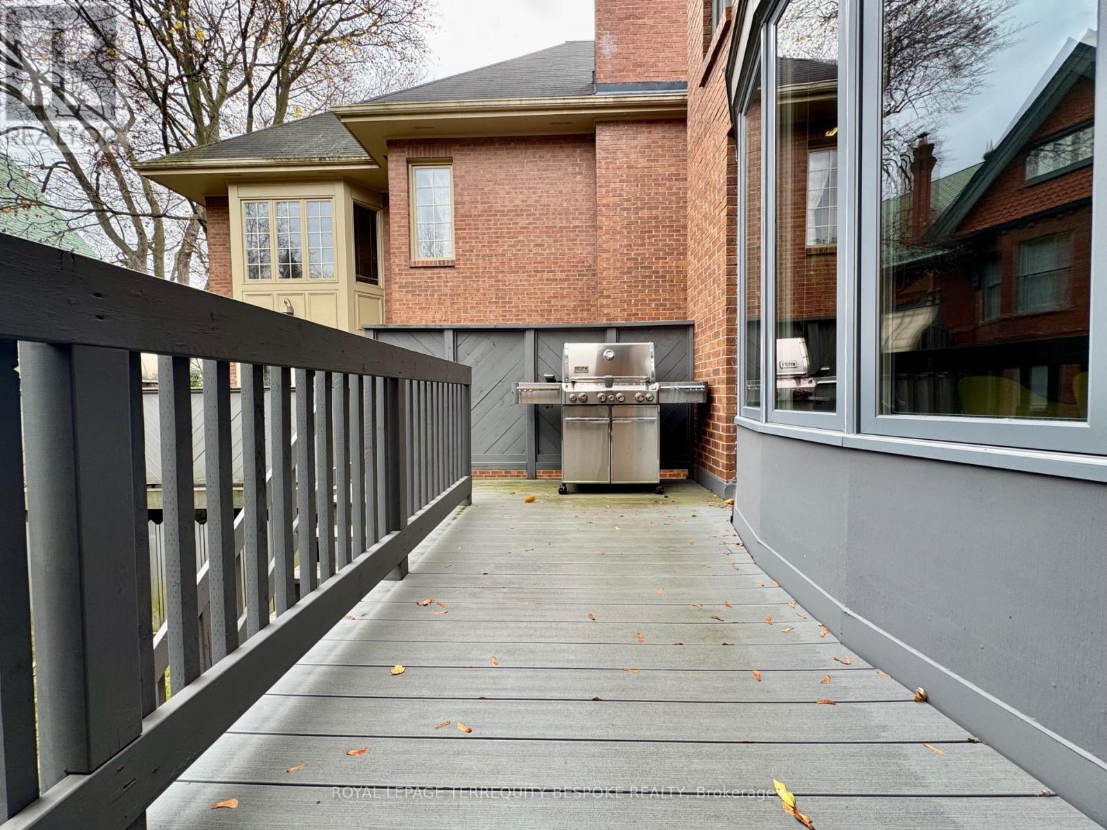 












1 SCARTH ROAD

,
Toronto,




Ontario
M4W2S5

