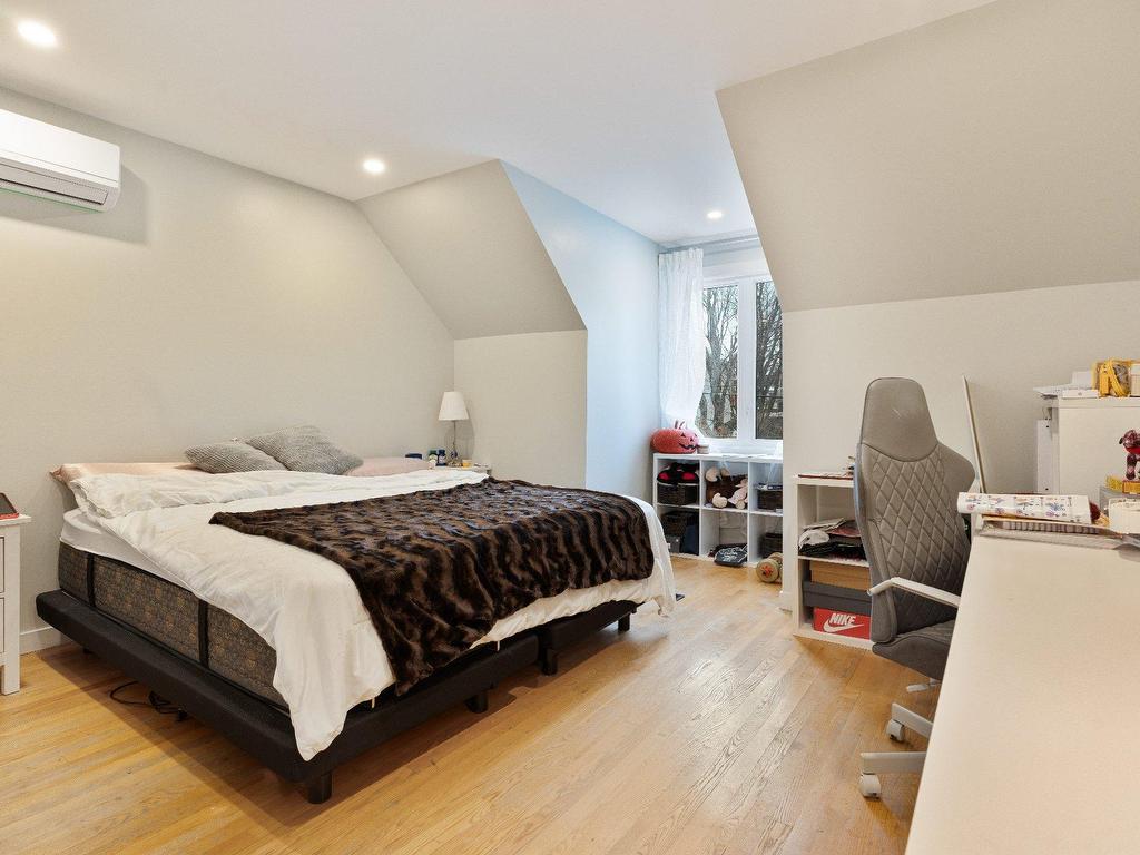 









3090


Rue Mountain View

,
Kirkland,




QC
H9J2H2

