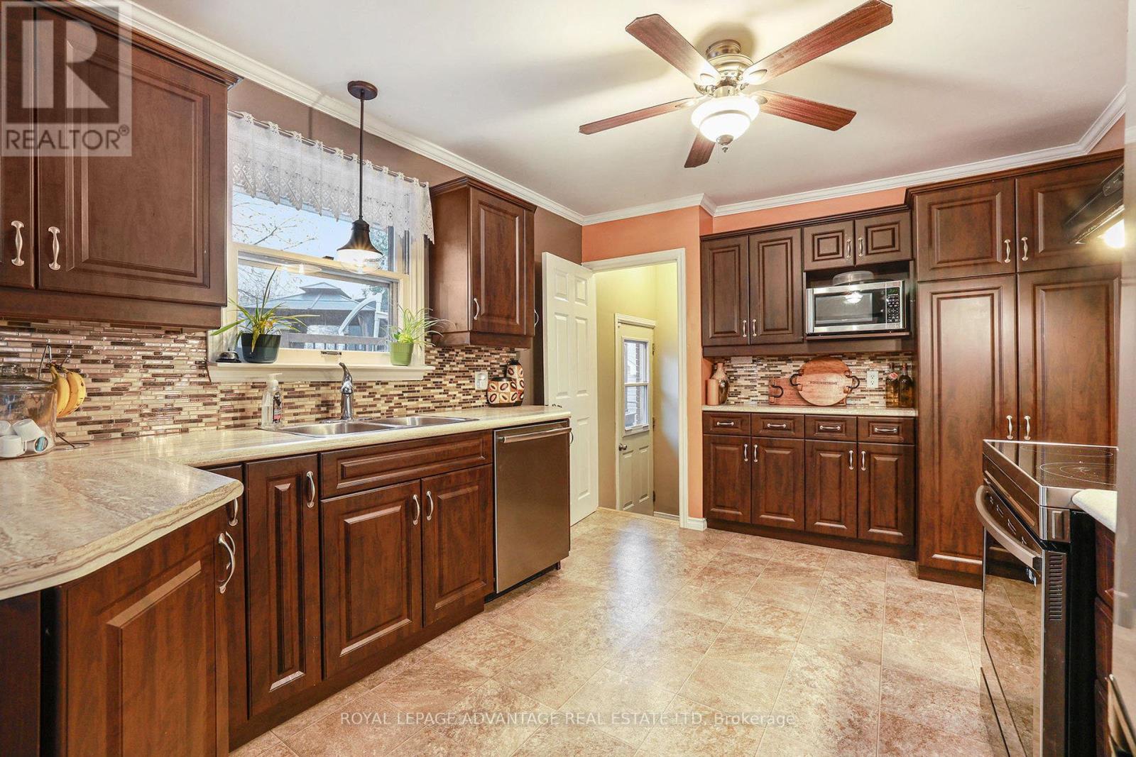 












123 QUEEN STREET

,
Smiths Falls,




Ontario
K7A3N7

