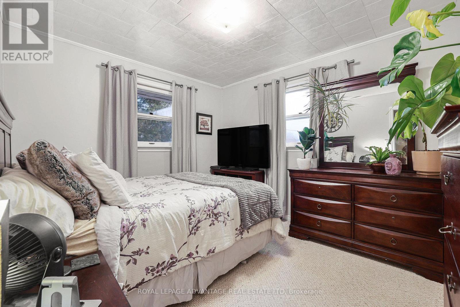 












123 QUEEN STREET

,
Smiths Falls,




Ontario
K7A3N7

