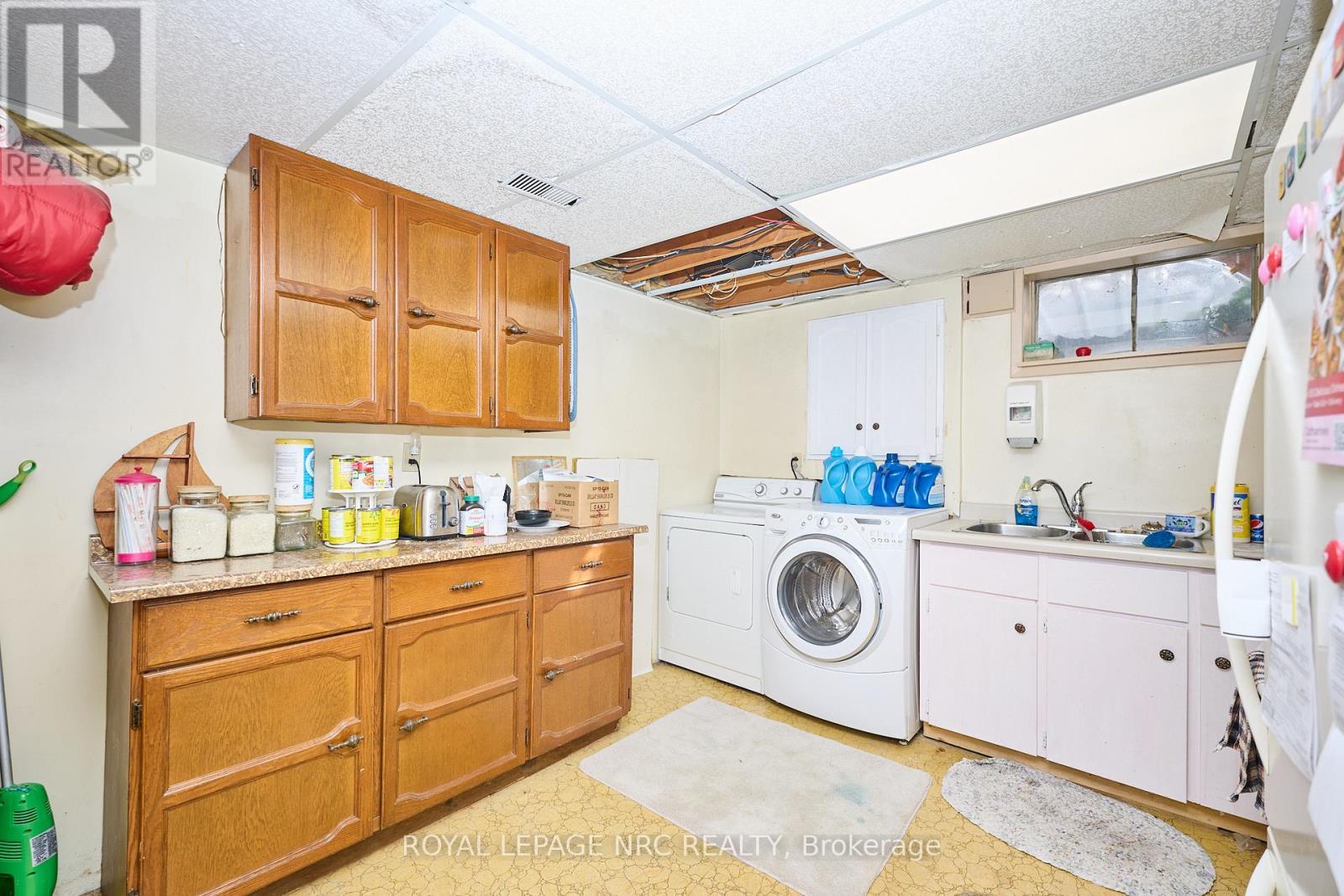 












624 BUNTING ROAD

,
St. Catharines (Bunting/Linwell),




Ontario
L2M2Z8

