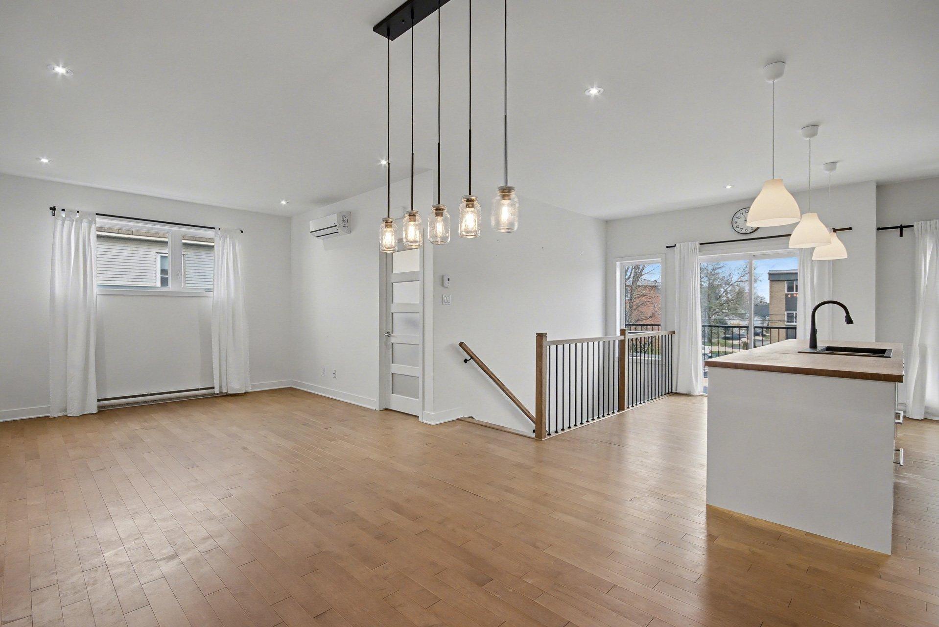 









724


Rue des Des Carrières

,
Saint-Jean-sur-Richelieu,




QC
J3B2N8

