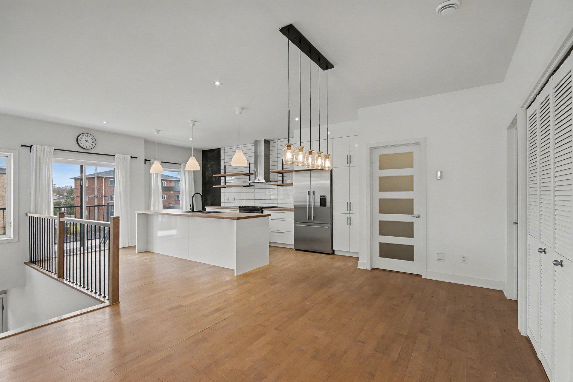 









724


Rue des Des Carrières

,
Saint-Jean-sur-Richelieu,




QC
J3B2N8

