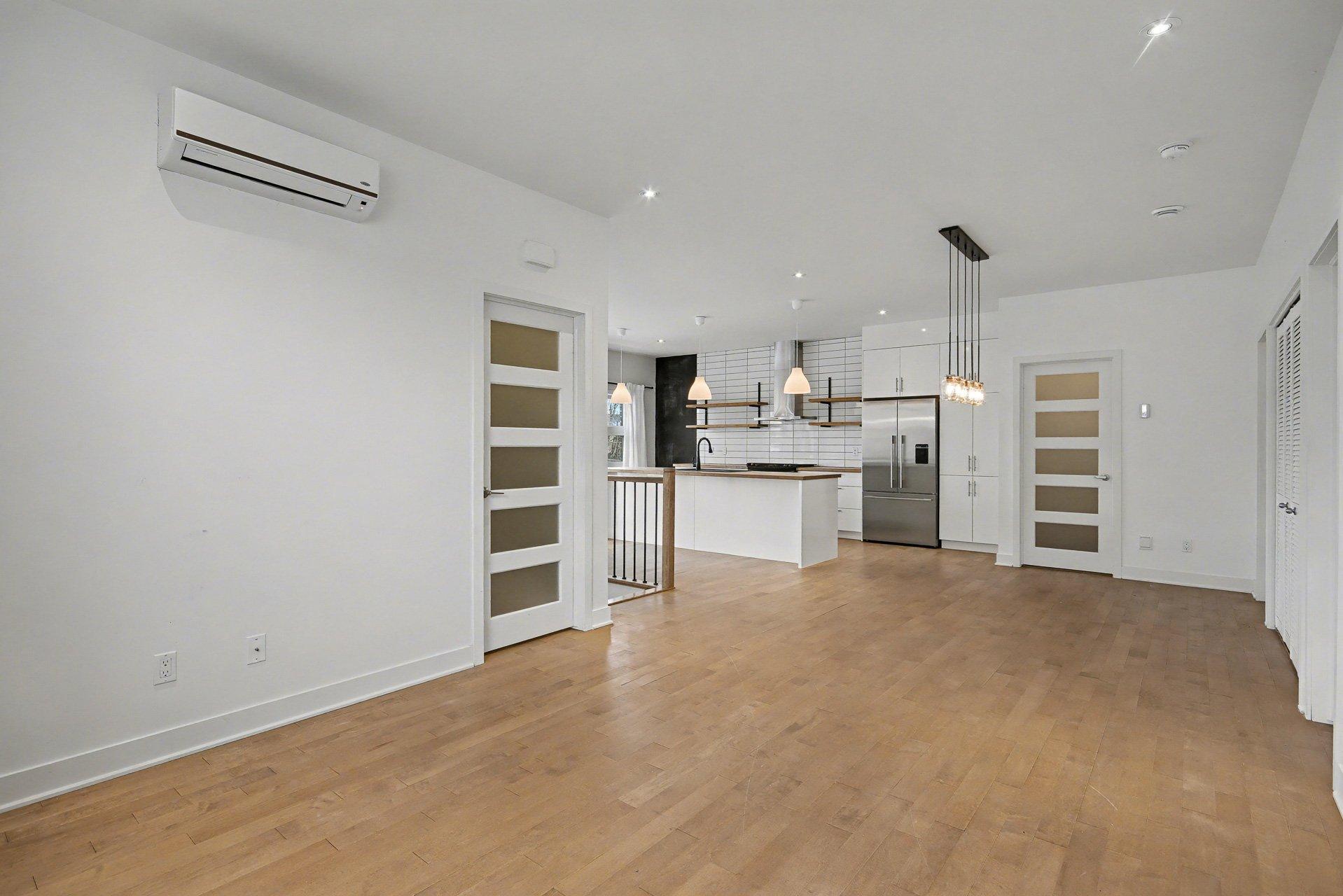 









724


Rue des Des Carrières

,
Saint-Jean-sur-Richelieu,




QC
J3B2N8

