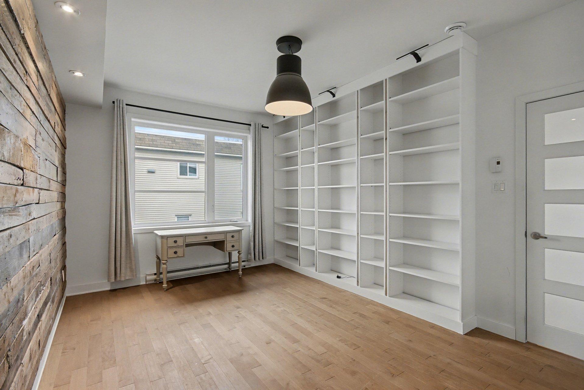 









724


Rue des Des Carrières

,
Saint-Jean-sur-Richelieu,




QC
J3B2N8

