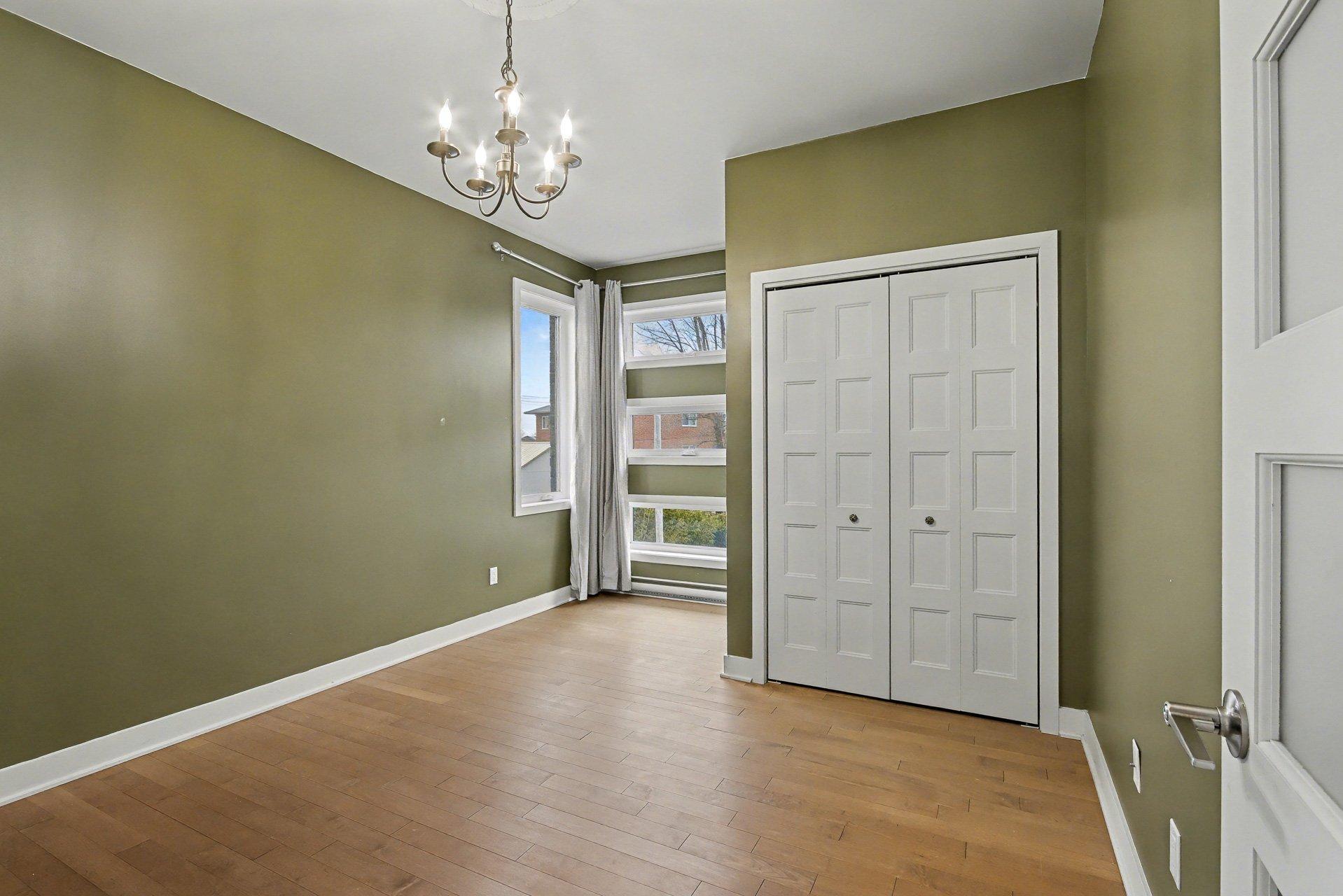 









724


Rue des Des Carrières

,
Saint-Jean-sur-Richelieu,




QC
J3B2N8

