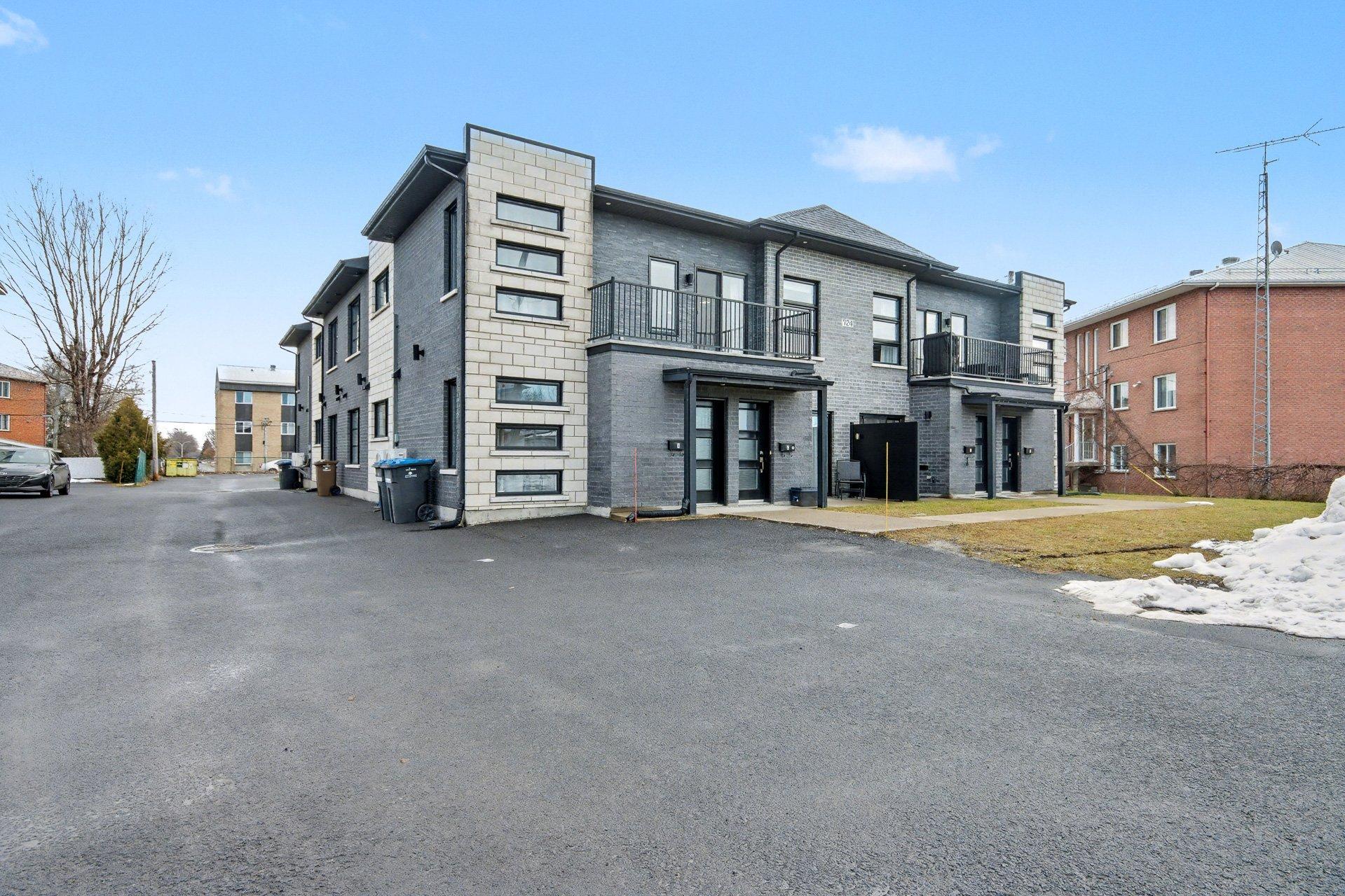 









724


Rue des Des Carrières

,
Saint-Jean-sur-Richelieu,




QC
J3B2N8

