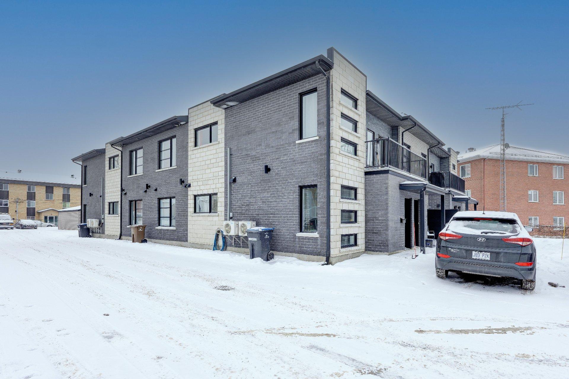 









724


Rue des Des Carrières

,
Saint-Jean-sur-Richelieu,




QC
J3B2N8

