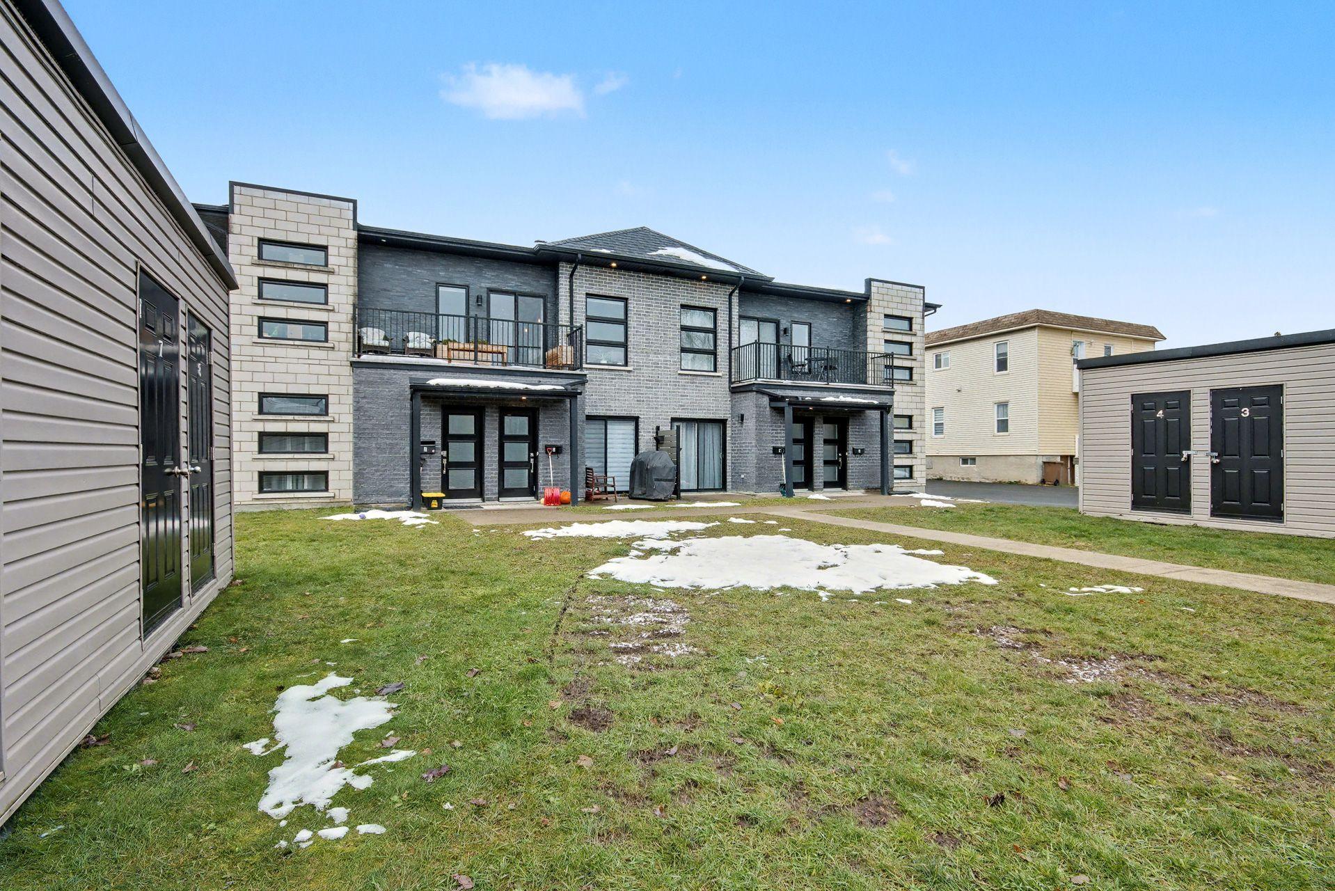 









724


Rue des Des Carrières

,
Saint-Jean-sur-Richelieu,




QC
J3B2N8

