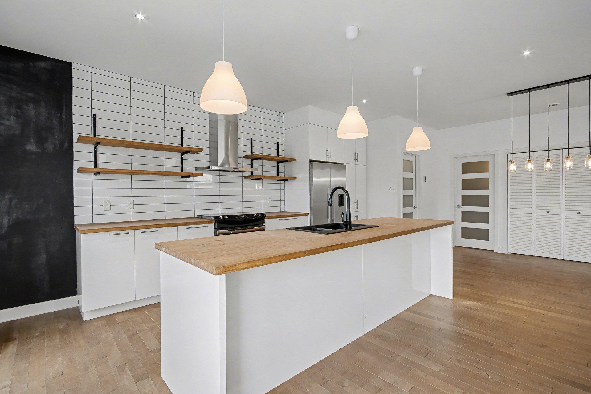 









724


Rue des Des Carrières

,
Saint-Jean-sur-Richelieu,




QC
J3B2N8

