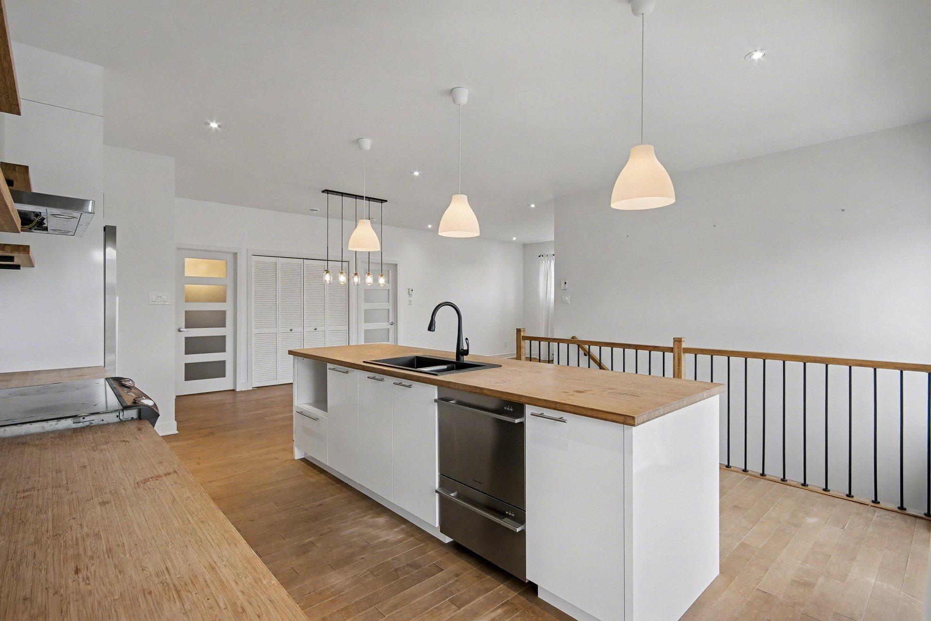 









724


Rue des Des Carrières

,
Saint-Jean-sur-Richelieu,




QC
J3B2N8

