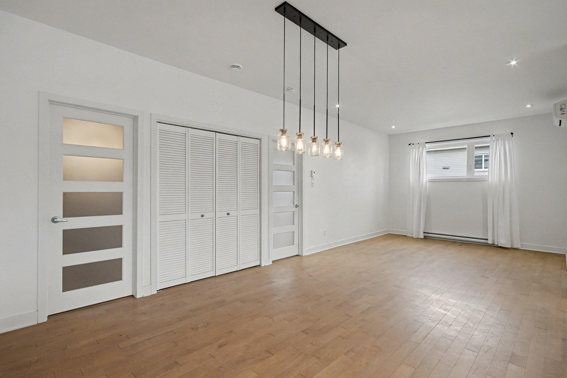 









724


Rue des Des Carrières

,
Saint-Jean-sur-Richelieu,




QC
J3B2N8

