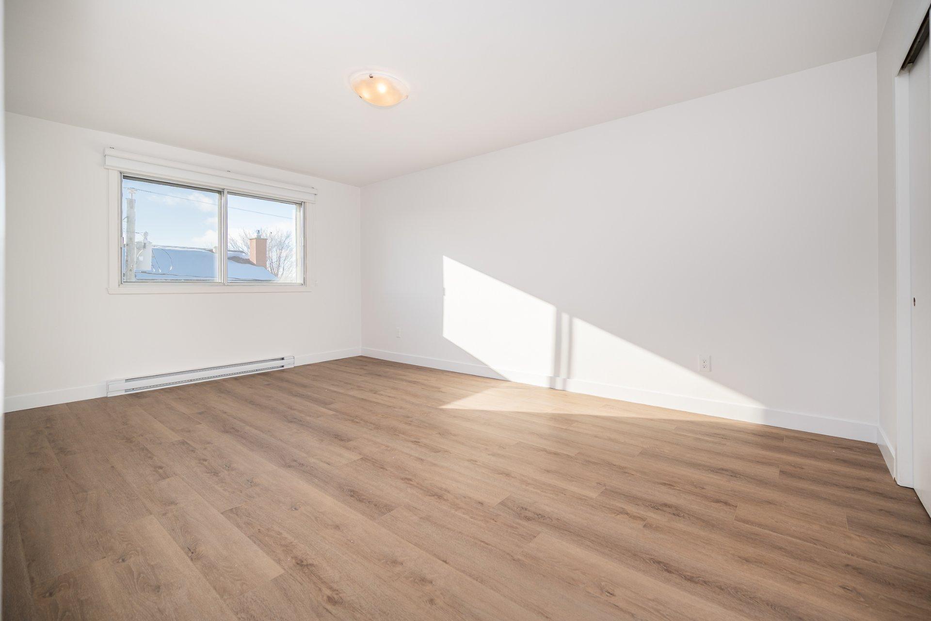 









1012


100e Avenue

,
Laval (Chomedey),




QC
H7W4A3

