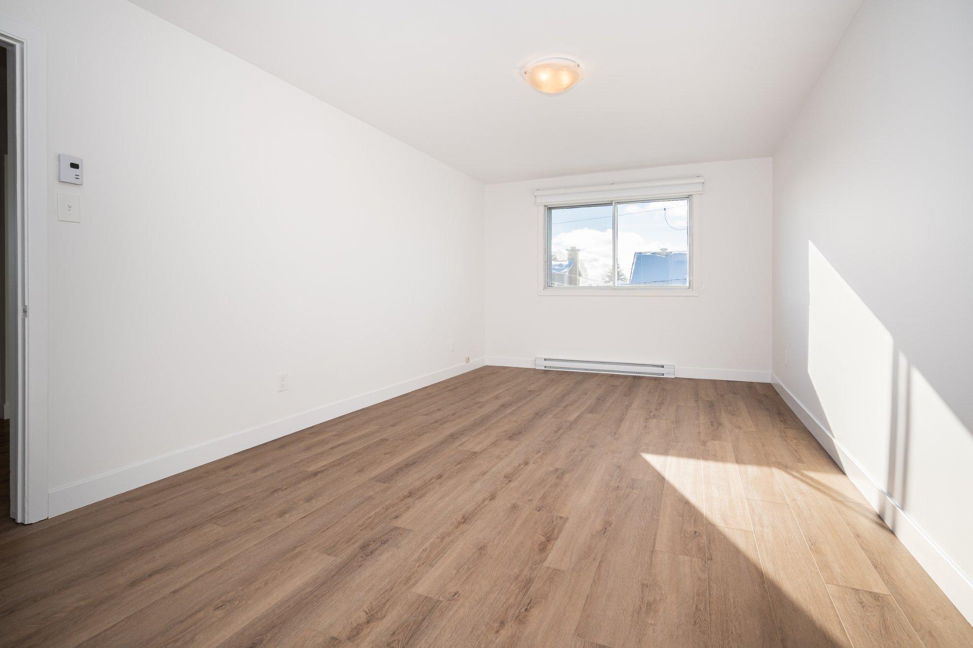 









1012


100e Avenue

,
Laval (Chomedey),




QC
H7W4A3

