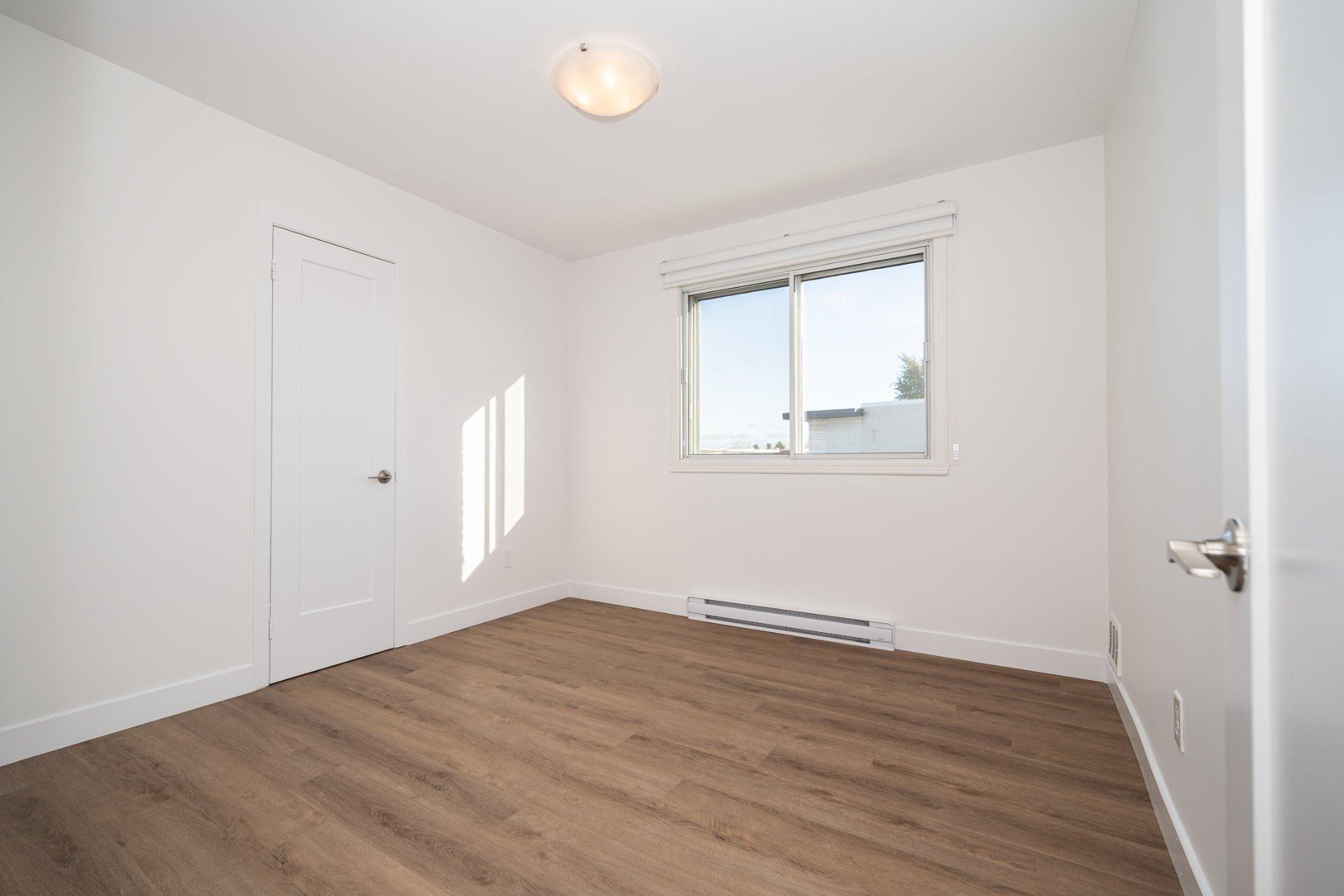 









1012


100e Avenue

,
Laval (Chomedey),




QC
H7W4A3

